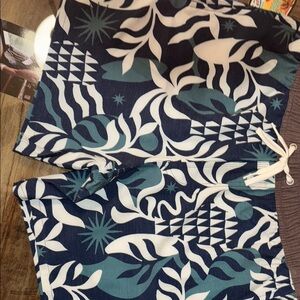 O'Neill Blue and White Patterned Men's Shorts, New Condition. Thank you.